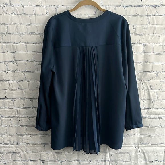 Victoria Secret Women's Navy‎ Lightweight Blouse Size Large - Picture 3 of 3